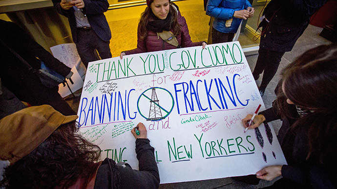 Fracking protesters sign a poster as they gather outside New York Governor Andrew Cuomo's office in New York December 17, 2014. (Reuters/Andrew Kelly)