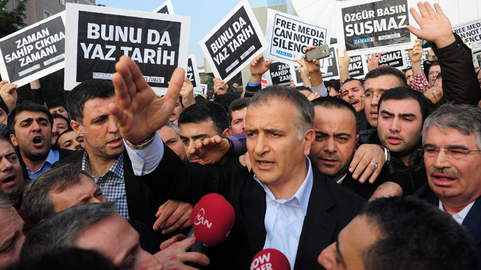 Zaman editor-in-chief Ekrem Dumanli, surrounded by his colleagues and plainclothes police officers (C), reacts as he leaves the headquarters of Zaman daily newspaper in Istanbul December 14, 2014.(Reuters / Yagiz Karahan)