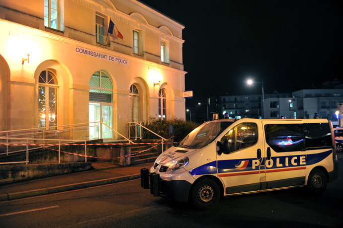 A police car is parked outside the police station of Joue les-Tours on December 20, 2014 where French police shot dead a man who attacked them with a knife in a police station while shouting "Allahu Akbar" ("God is great" in Arabic). (AFP Photo)