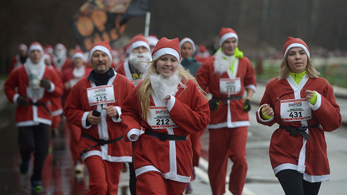 Run, Santa, Run! Charity race raises funds for Christmas presents for ill children (VIDEO)