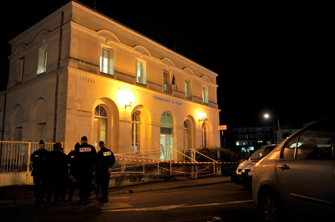 Police stands outside the police station of Joue les-Tours on December 20, 2014 where French police shot dead a man who attacked them with a knife in a police station while shouting "Allahu Akbar" ("God is great" in Arabic). (AFP Photo/Guillaume Souvant)