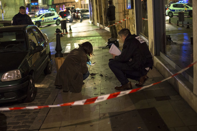Policemen collect evidence on December 21, 2014 in Dijon on the site where a driver shouting "Allahu Akbar" ("God is great") ploughed into a crowd injuring 11 people, two seriously, a source close to the investigation said. (AFP Photo/Arnaud Finistre)