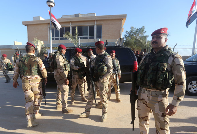 Iraqi army soldiers stand before a conference on fighting the Islamic State group attended by Iraq's tribal leaders, militiamen and members of the government, at the Al-Asad air base, in Iraq's mainly Sunni Anbar province, on November 11, 2014. (AFP Photo)