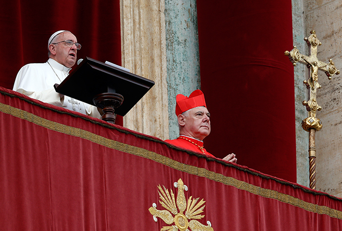 Pope Francis delivers a "Urbi et Orbi" (to the city and the world) message from the balcony overlooking St. Peter's Square at the Vatican December 25, 2014 (Reuters / Alessandro Bianchi)