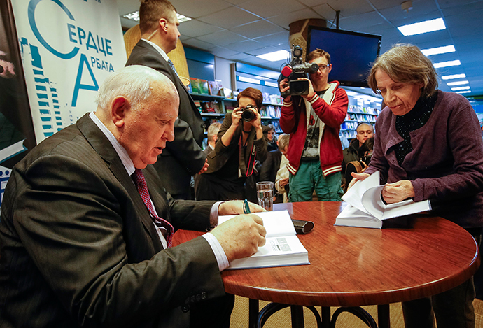 Former Soviet president Mikhail Gorbachev (L) signs autographs during a presentation of his new book "After Kremlin" in Moscow December 26, 2014. (Reuters / Sergei Karpukhin)