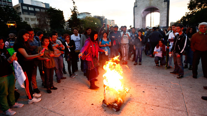 Activists burn a figure of President Enrique Pena Nieto during a march to demand justice for the 43 missing students from Ayotzinapa Teacher Training at Revolucion monument in Mexico City December 26, 2014.(Reuters / Edgard Garrido)