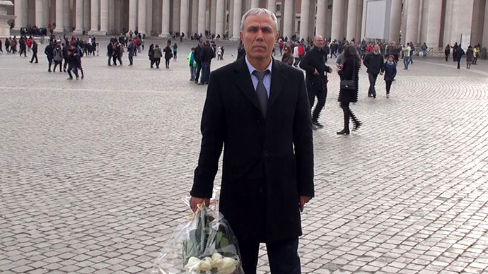 Would-be Pope assassin lays flowers on John Paul II's grave