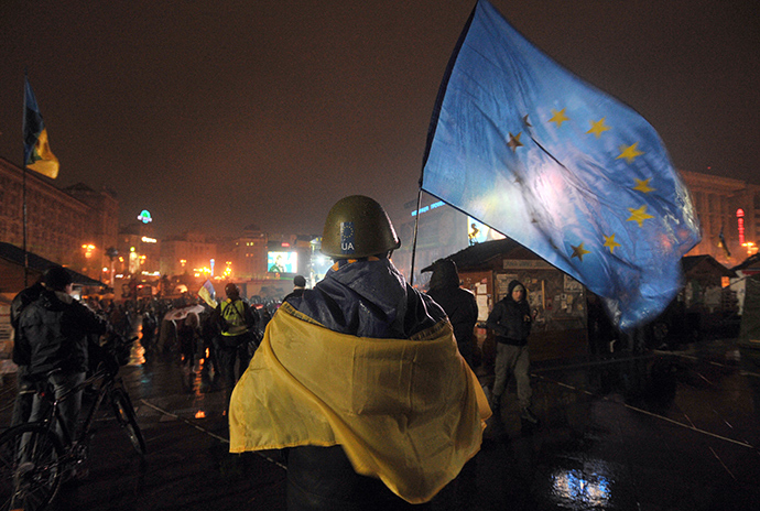 A Pro-EU protester holds a European Union flag during a rally on Independence square in Kiev on January 16, 2014 (AFP Photo)