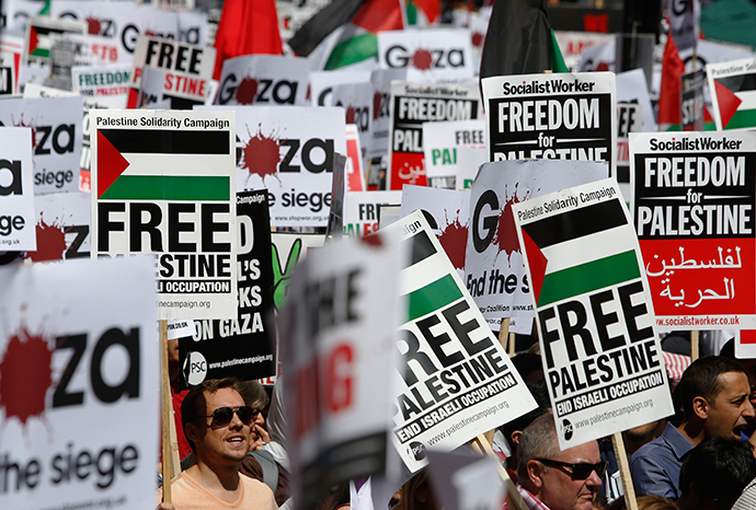 Demonstrators protest to support the people of Gaza, in central London August 9, 2014. (Reuters / Luke MacGregor)