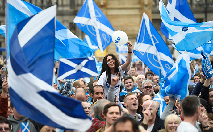 Campaigners wave Scottish Saltires at a 'Yes' campaign rally in Glasgow, Scotland September 17, 2014. (Reuters / Dylan Martinez)