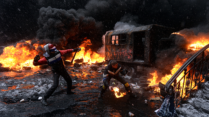 A protestor throws a molotov cocktail at riot police in the centre of Kiev on January 22, 2014. (AFP Photo / Vasily Maximov)