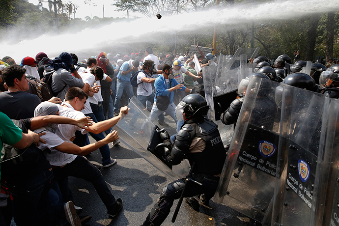 Anti-government protesters clash with police during a protest in Caracas March 12, 2014. (Reuters / Carlos Garcia Rawlins)