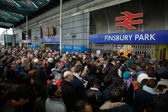 Crowds of passengers queue outside Finsbury Park Station in north London December 27 2014 (Reuters / Luke MacGregor)