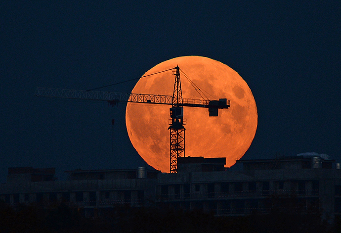 The Moon on the day of a total eclipse over North River station in Moscow, October 8, 2014. (RIA Novosti / Maksim Blinov)