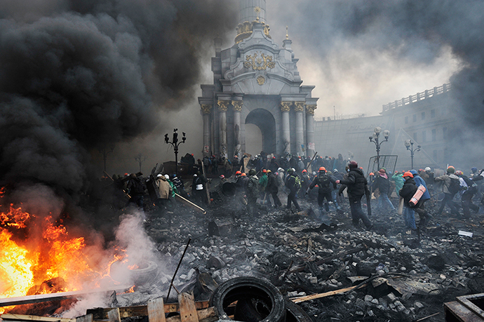 Protesters advance towards new positions in Kiev on February 20, 2014. (AFP Photo / Louisa Gouliamaki) 