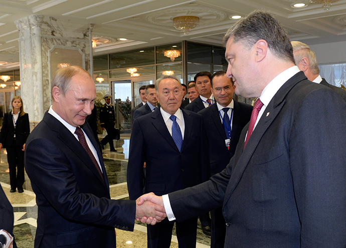 Russian President Vladimir Putin (L) shakes hands with his Ukrainian counterpart Petro Poroshenko, as Kazakh President Nursultan Nazarbayev (C) stands nearby, in Minsk August 26, 2014. (Reuters / Sergei Bondarenko / Kazakh Presidential Office / Pool)