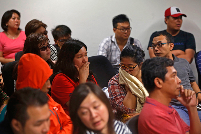 Family of passengers onboard missing AirAsia flight QZ8501 react at a waiting area in Juanda International Airport, Surabaya December 28, 2014. (Reuters / Beawiharta)