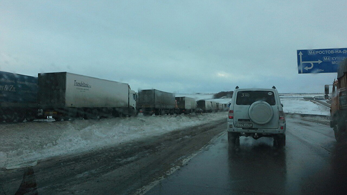 ‘Winter hell’: Snowstorm paralyzes major Russian highway (PHOTOS)