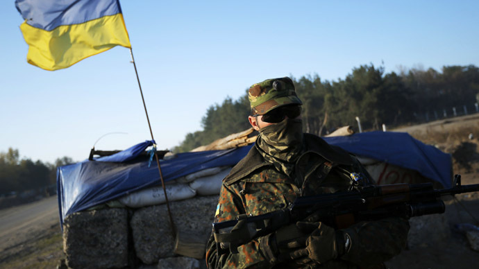 A Ukrainian serviceman stands at a checkpoint in Schastya, near the eastern Ukrainian town of Lugansk (Reuters/David Mdzinarishvili)
