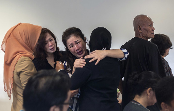 Family members of passengers from missing Malaysian air carrier AirAsia flight QZ8501 gather at the airport in Surabaya, East Java, on December 29, 2014. (AFP Photo/Juni Kriswanto)