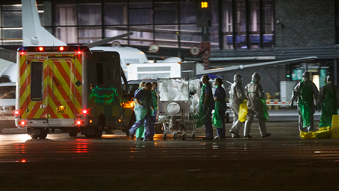 An Ebola patient is transferred on to a Hercules transport plane at Glasgow Airport in Scotland December 30, 2014, to be transported to London (Reuters / Stringer)
