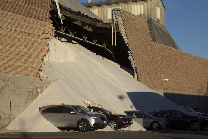 A partially collapsed wall at the Morton Salt facility gave way to tons of salt being dumped onto parked cars at an adjacent car dealership in Chicago, Illinois, December 30, 2014. (Reuters / Andrew Nelles)