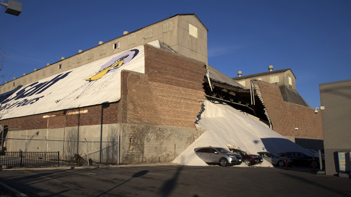 Salt factory wall collapses, spill brings bad luck on car dealership (PHOTOS, VIDEO)