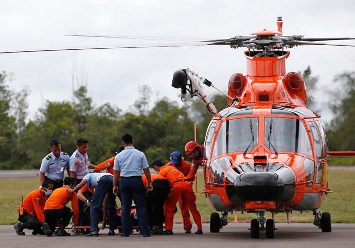 Indonesian Search and Rescue crews unload one of two bodies of AirAsia passengers recovered from the sea, at the airport in Pangkalan Bun, Central Kalimantan, December 31, 2014.(Reuters / Darren Whiteside)