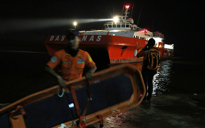 A Search and Rescue team member carries a stretcher as he gets ready to board SAR ship Purworejo for search operations for passengers onboard AirAsia flight QZ8501 at Kumai port, Pangkalan Bun district December 31, 2014. (Reuters/Beawiharta)