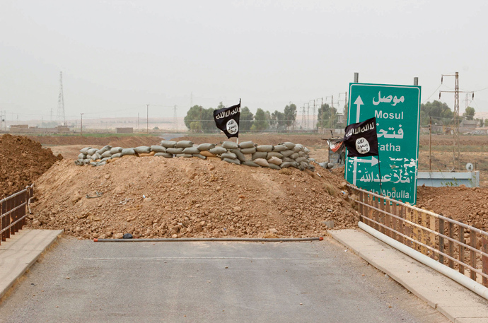Islamic State flags flutter on the Mullah Abdullah bridge in southern Kirkuk (Reuters / Ako Rasheed)