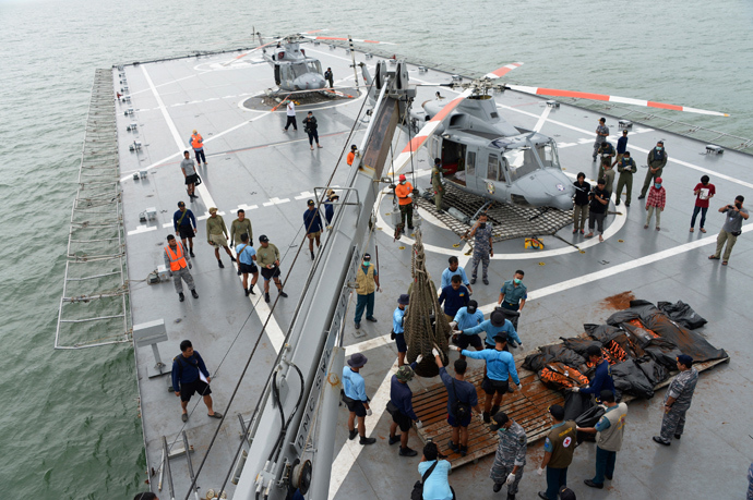 Indonesian Navy personnel evacuate recovered dead bodies of passengers from AirAsia flight QZ8501, on the the deck of the Indonesian Navy vessel KRI Banda Aceh, at sea January 3, 2015 (Reuters / Adek Berry)