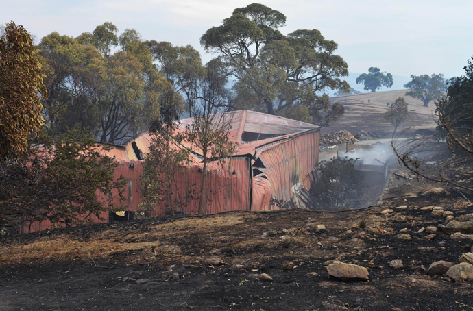 A general view shows a shed destroyed during bushfires in Upper Hermitage in the Adelaide Hills on January 3, 2015 (AFP Photo / Brenton Edwards)