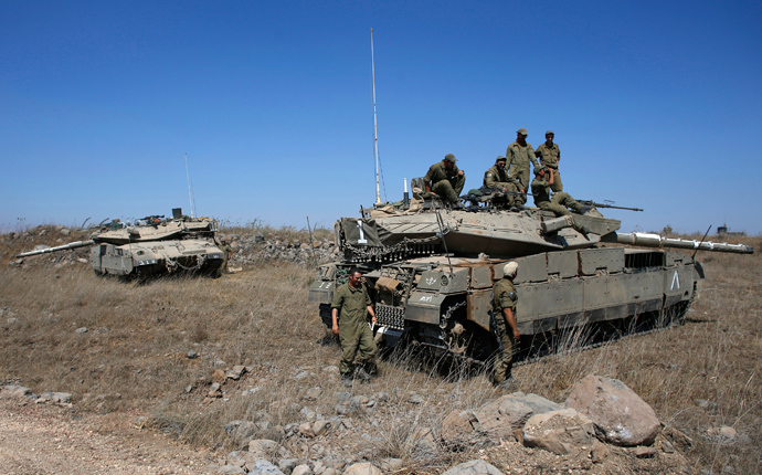 Israeli soldiers gather around a tank near the Quneitra border crossing on the Israeli-occupied Golan Heights August 28, 2014 (Reuters / Ronen Zvulun)