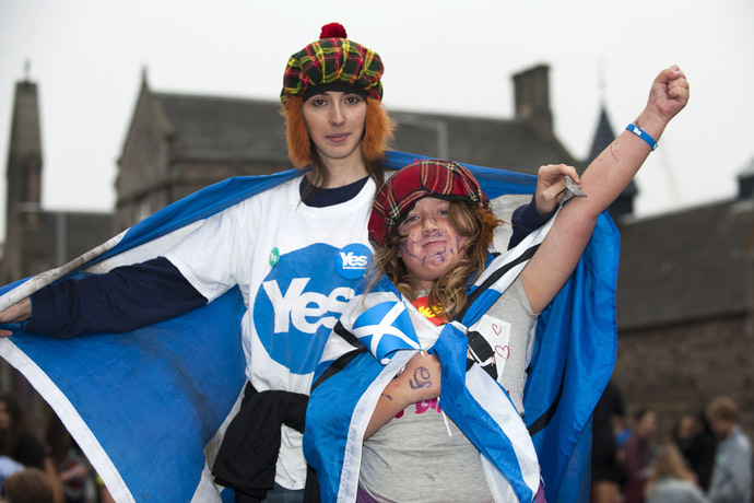Pro-independence campaigners gather outside the Scottish Parliament in Edinburgh on September 18, 2014, during Scotland's independence referendum. (AFP Photo)