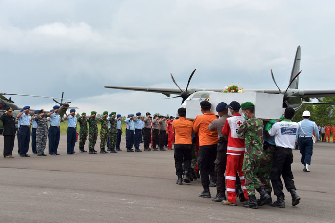 Indonesian officers carry a coffin with the remains of a passenger of the AirAsia flight 8501 in Pangkalan Bun on January 5, 2015. (AFP Photo)