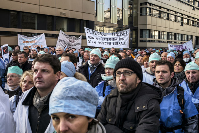 French general practitioners demonstrate, on January 5, 2015 in Lyon, to protest against an upcoming health bill centred around a change to the system of payments. (AFP Photo)