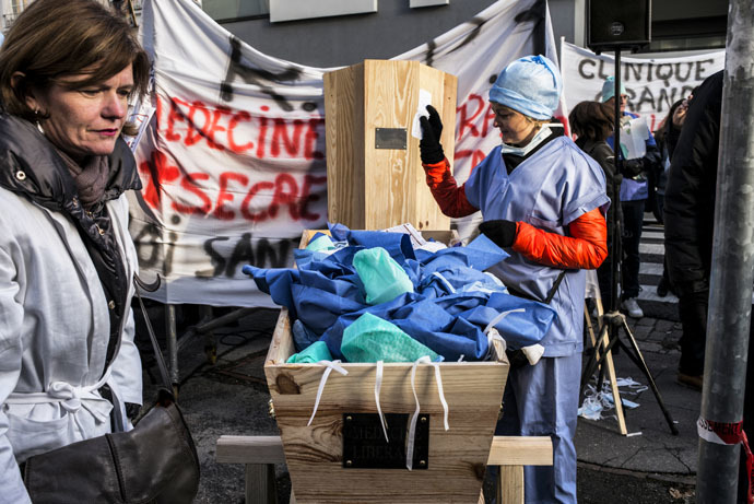 Doctors put their medical outfits in a coffin as they demonstrate, on January 5, 2015 in Lyon, to protest against an upcoming health bill centred around a change to the system of payments. (AFP Photo)