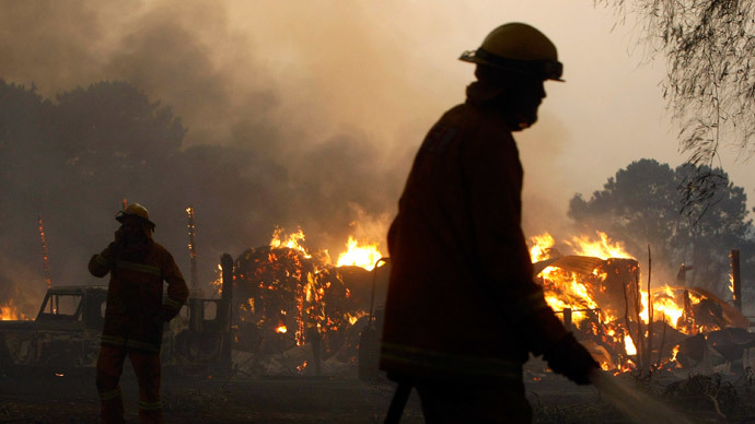 Australian inferno inside view: Firefighter straps on GoPro to show wildfire battle (VIDEO)