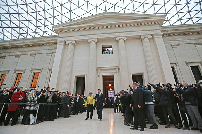 Britain's Prime Minister David Cameron (R) accompanies German Chancellor Angela Merkel as they visit the British Museum in London January 7, 2015 (Reuters / Dan Kitwood)