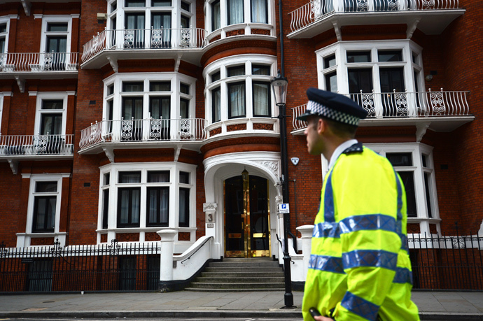 A police officer stands outside the Ecuadorian embassy in London, where Wikileaks founder Julian Assange has been claiming asylum for over 2 years. (AFP Photo / Carl Court)