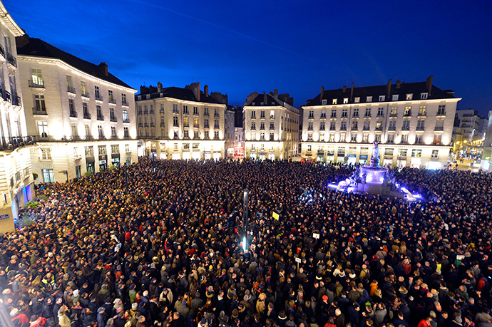 People gather at the Place Royale in Nantes on January 7, 2015 (AFP Photo / Georges Gobet)