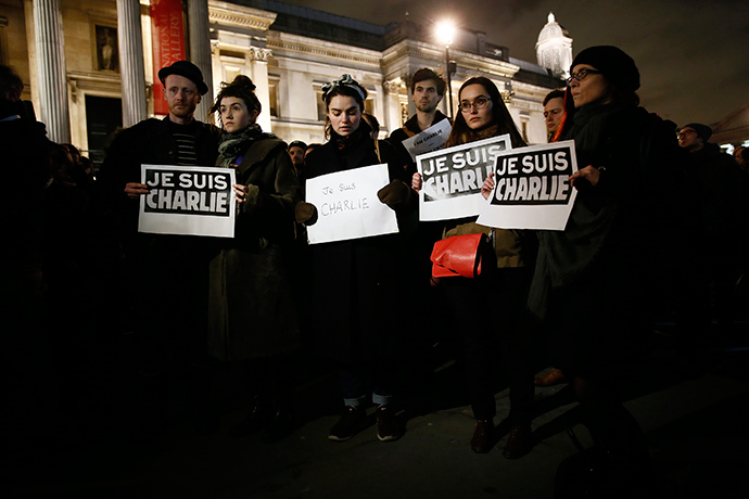 People hold signs that read, "I am Charlie" during a vigil at Trafalgar Square in London January 7, 2015 (Reuters / Stefan Wermuth)