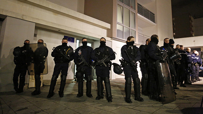 Police officers secure access to a residential building during investigations in the eastern French city of Reims January 8, 2015, after the shooting against the Paris offices of Charlie Hebdo, a satirical newspaper. (Reuters/Jacky Naegelen)