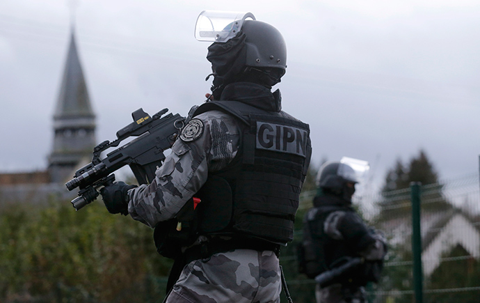 Members of the French GIPN intervention police forces secure a neighbourhood in Corcy, northeast of Paris January 8, 2015 (Reuters / Christian Hartmann)