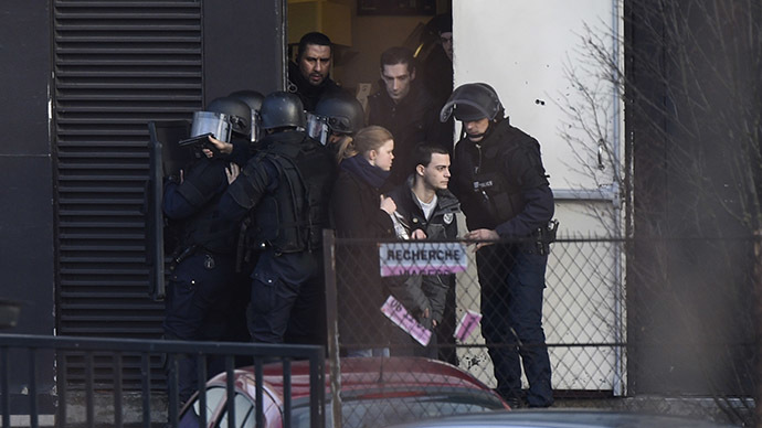 French police special forces evacuate local residents on January 9, 2015 in Porte de Vincennes, eastern Paris. (AFP Photo/Martin Bureau)