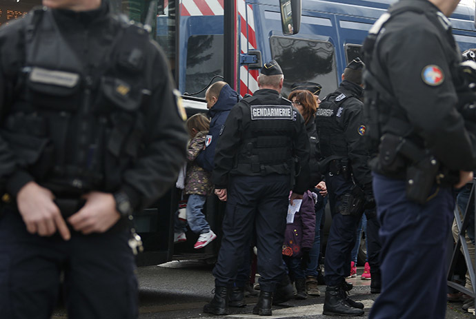 School children evacuated near the scene of a hostage taking in Dammartin-en-Goele, northeast of Paris January 9, 2015. (Reuters/Eric Gaillard)