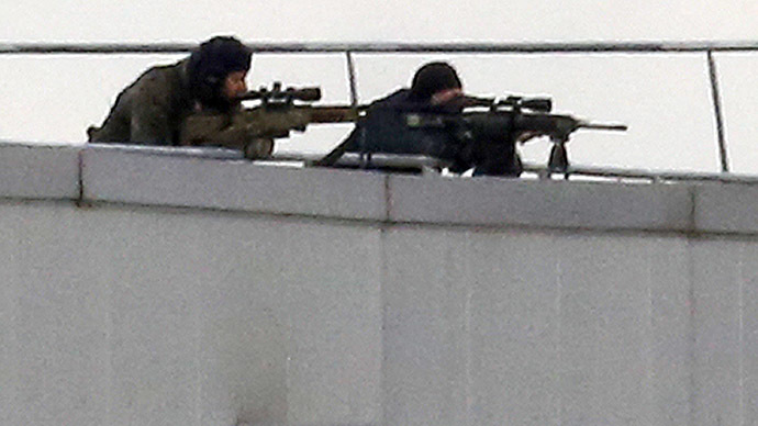 Special forces sharp shooters take position on a rooftop of the complex in Dammartin-en-Goele, northeast of Paris January 9, 2015. (Reuters/Eric Gaillard)