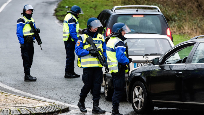 French gendarmes block the access to the city of Dammartin-en-Goele on January 9, 2015.(AFP Photo / Denis Charlet)