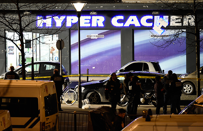 French police officers investigate the scene at the Hyper Casher kosher grocery store near Porte de Vincennes in eastern Paris on January 9, 2015 after police launched an assault killing the gunman holed up in the market and freeing the hostages (AFP Photo / Eric Feferberg)