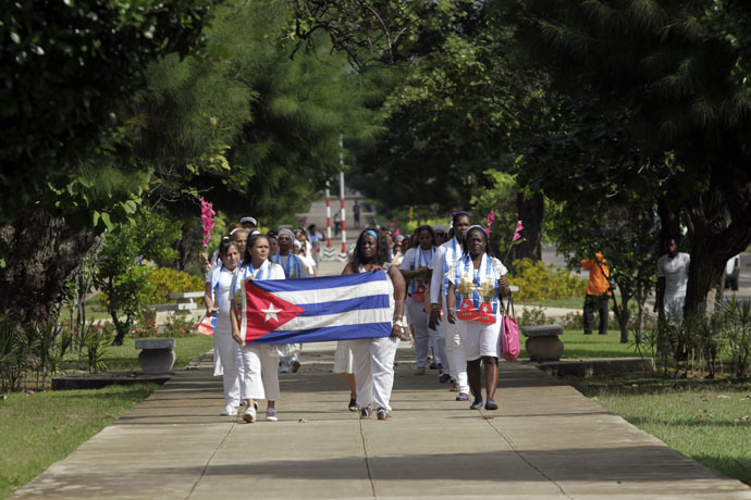 Recently released dissidents Aide Gallardo (L) and Sonia Garro (C) hold the Cuban national flag during a march in Havana January 11, 2015. (Reuters)